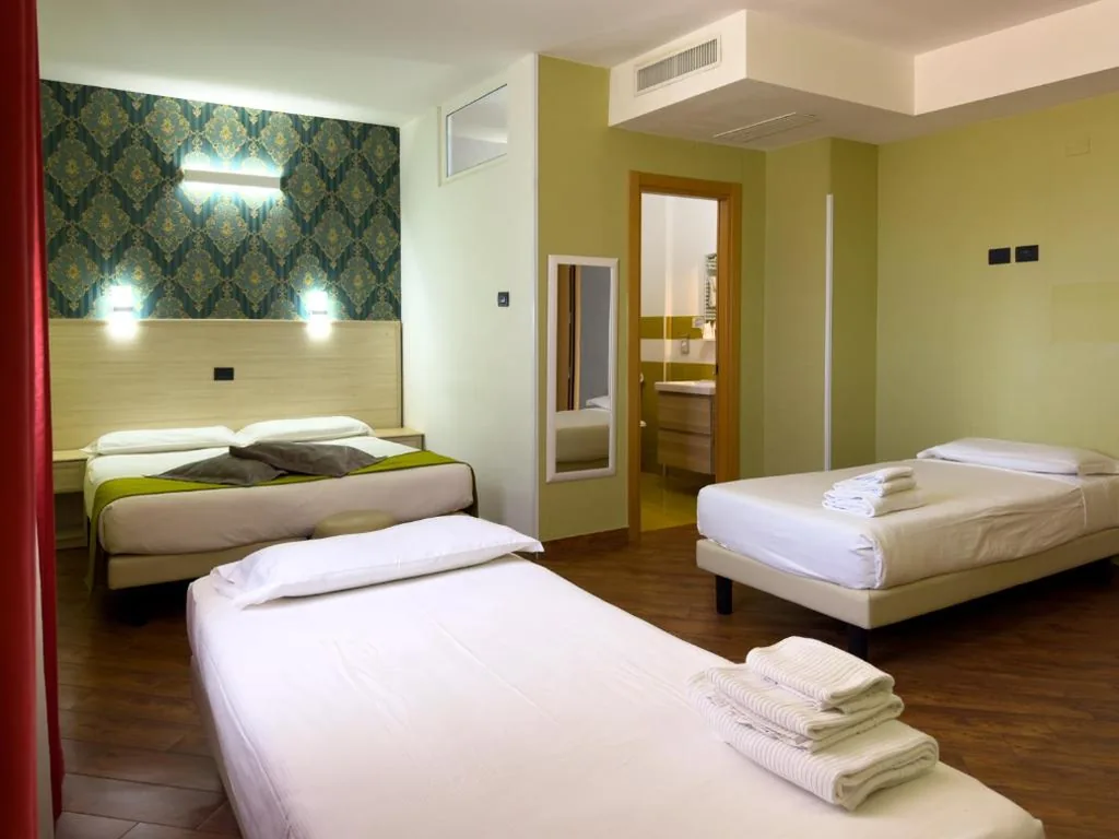 Camera Quadrupla — Simon Hotel