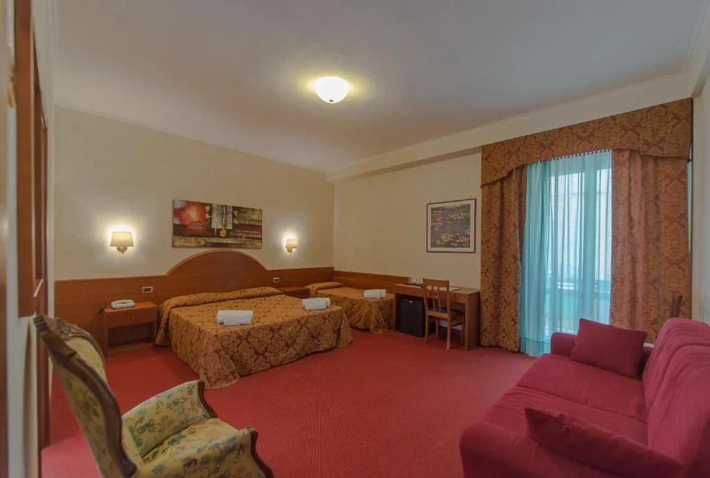 Camera Quadrupla Standard — Hotel Columbus sul Lago