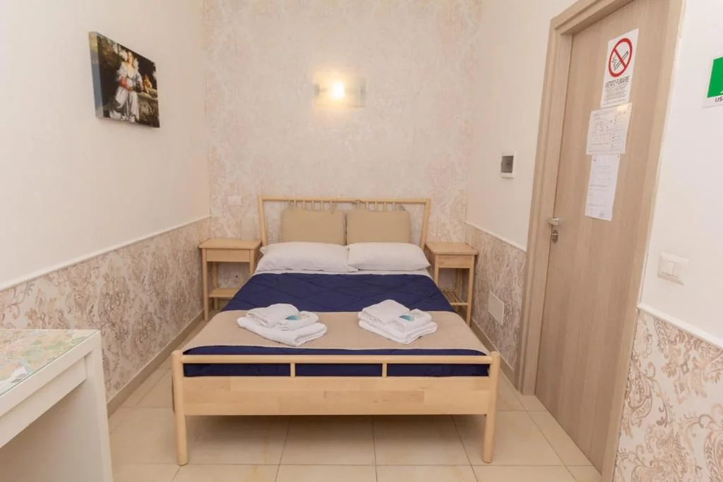Camera Queen — Aurelio Deluxe Rooms