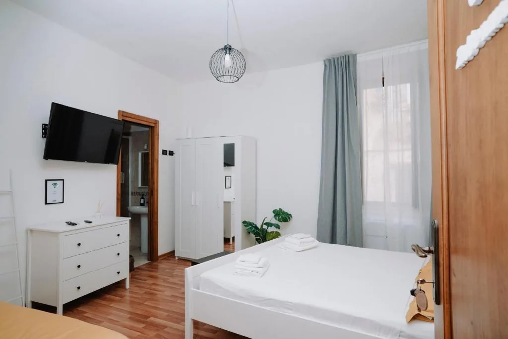 Queen Room — Bonne Nuit Terracina