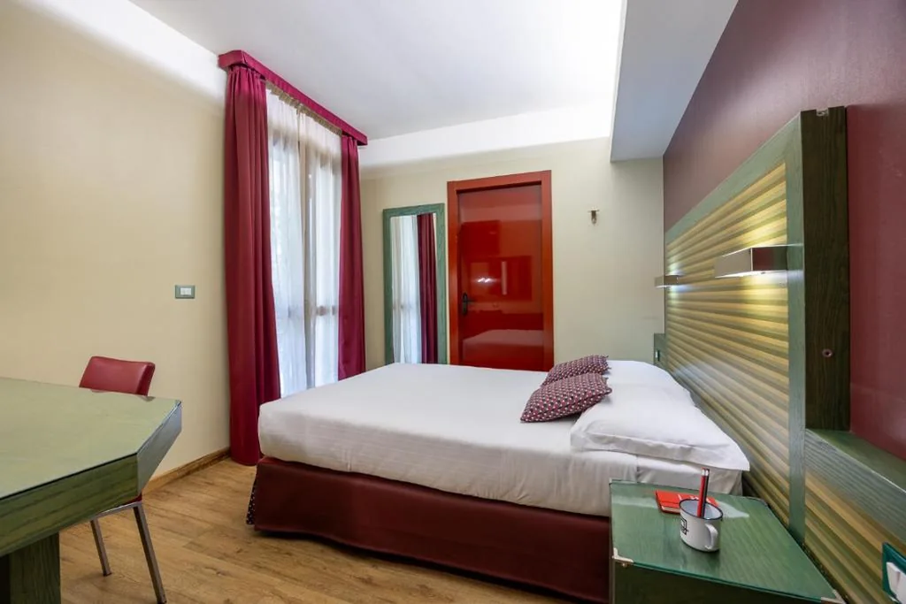 Queen Business Superior Room - Non-Smoking — La Villa – Sure Hotel Collection by Best Western