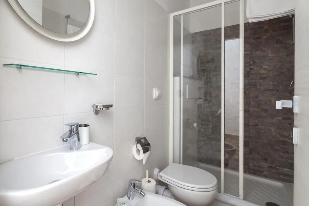 Camera Queen — Cinque Terre Charme Rooms