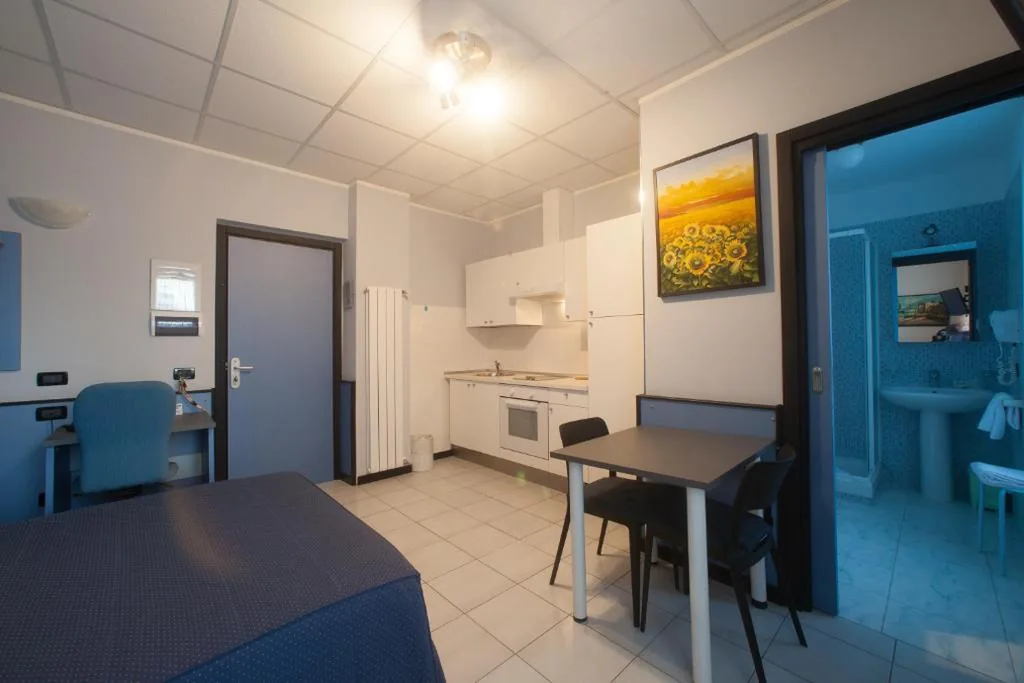Queen Room with Kitchenette - Annex — Hotel Tirreno