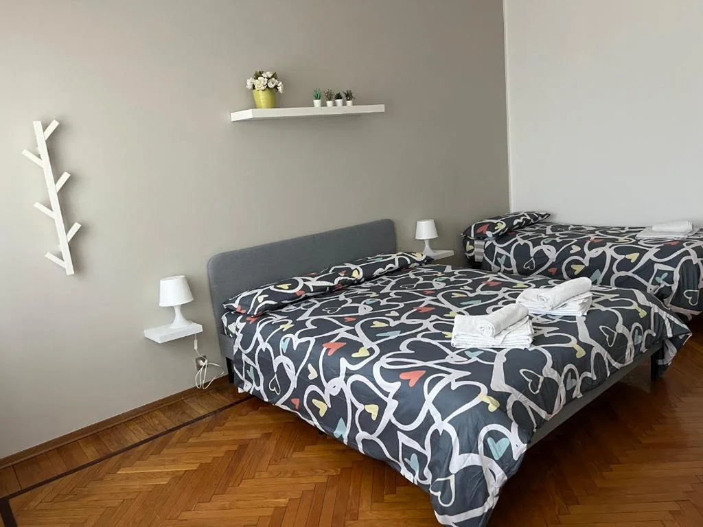 Camera Queen con Bagno in Comune — Bed2Go Botticelli