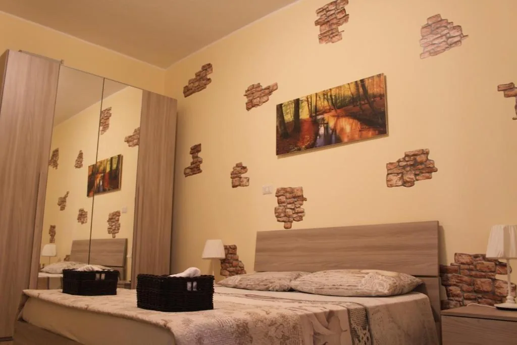 Queen Room with Shared Bathroom — Da Giulia