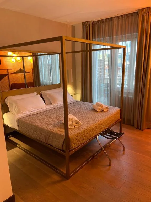 Camera Queen con Balcone — 5-Rooms Apartment