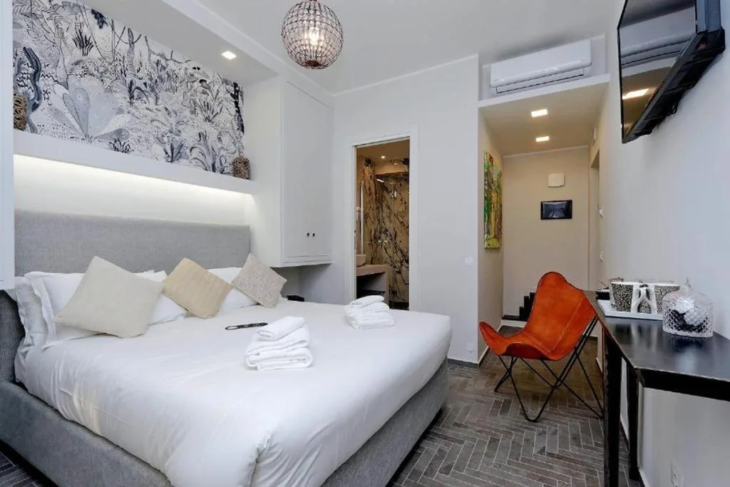 Queen Room with Balcony — Boutique Suites della Croce