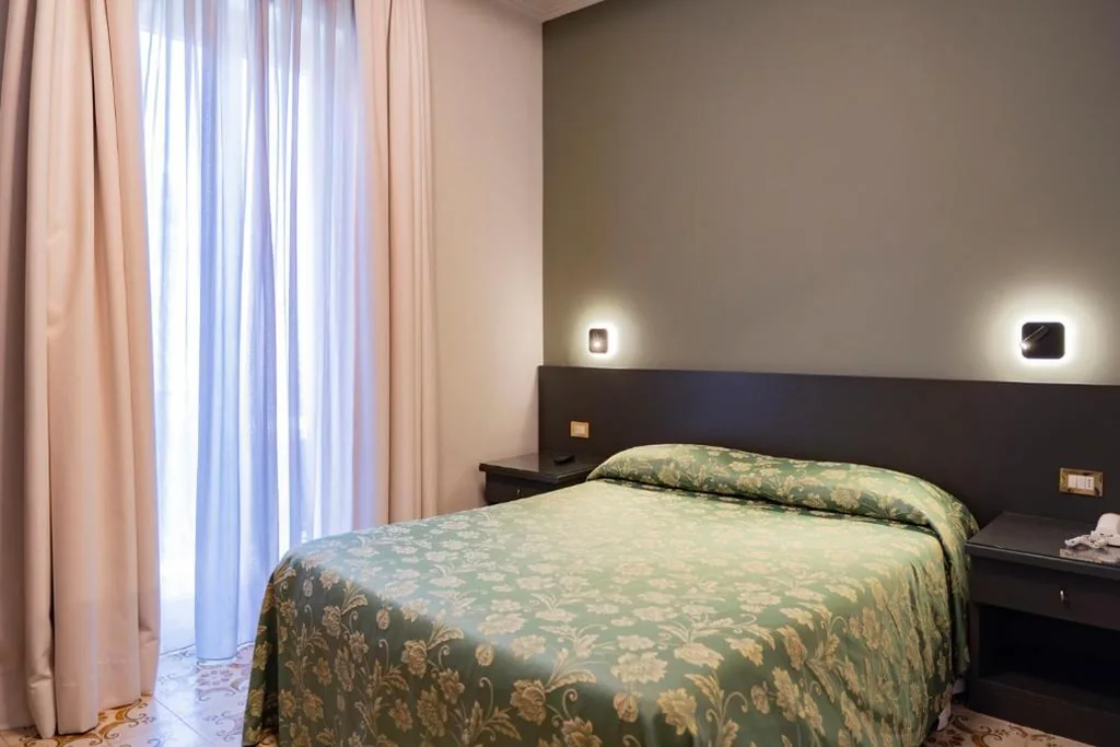 Camera Queen con Balcone — Cavour 30TRE – Moderno per tradizione