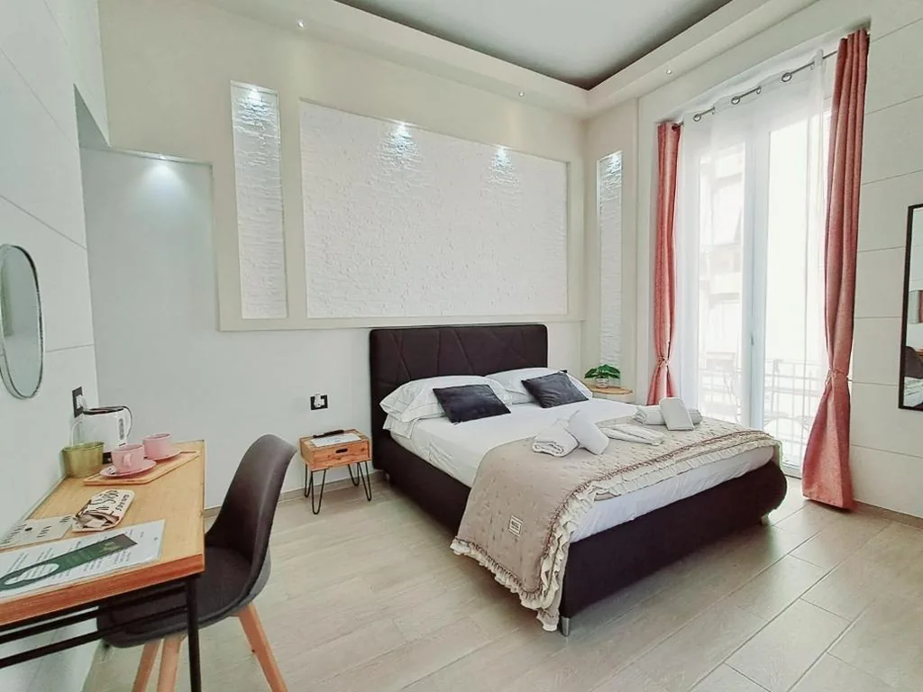 Queen Room with Balcony — La Siesta 5 terre