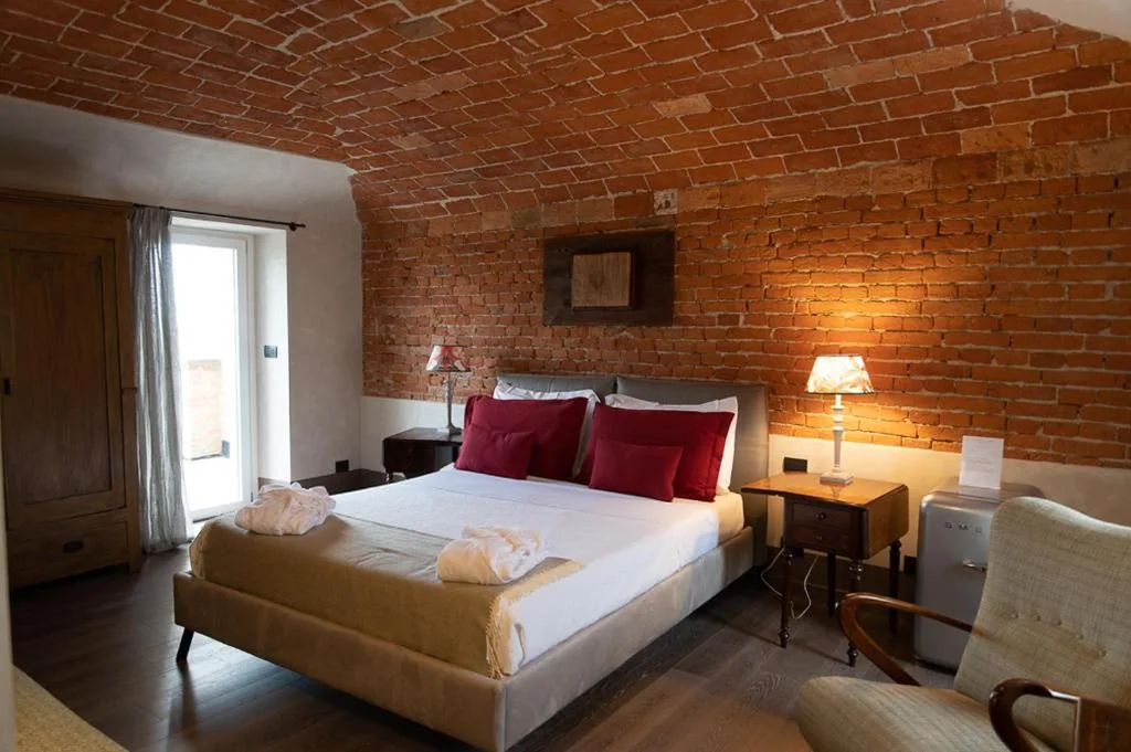Queen Room with Balcony — Sedendo e Mirando B&B