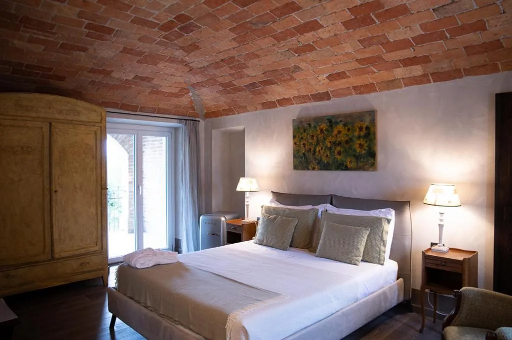 Queen Room with Balcony — Sedendo e Mirando B&B
