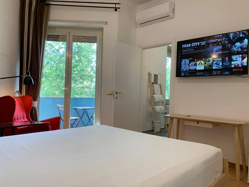 Queen Room with Balcony — SmooRoomS Trastevere
