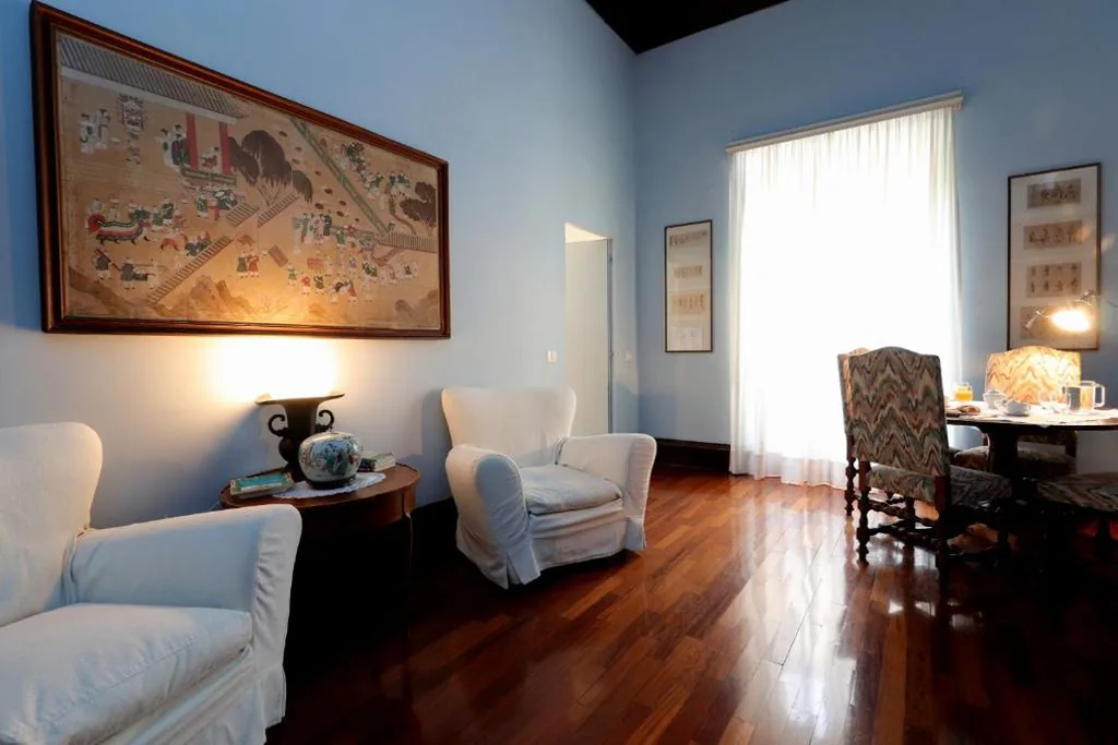 Queen Room with Balcony — Trevi Grand Blu Suite B&B