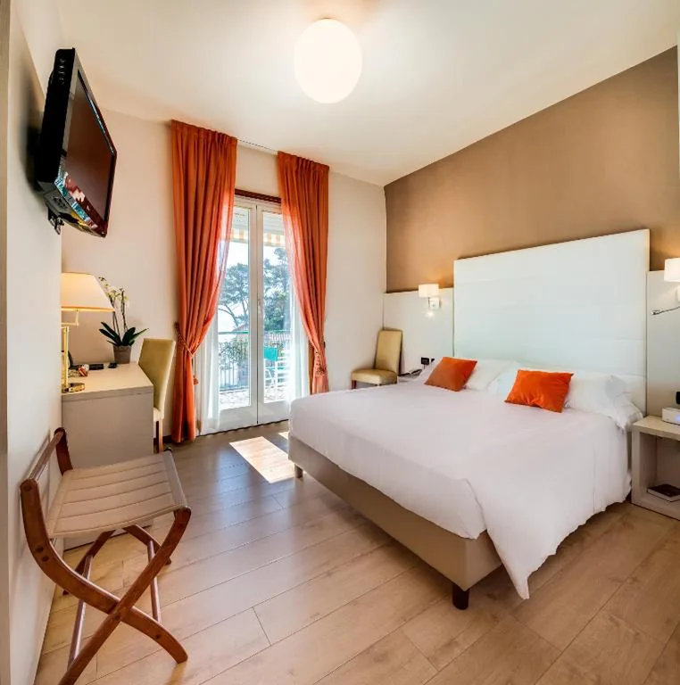 Queen Room with Terrace and Sea View — Best Western Regina Elena