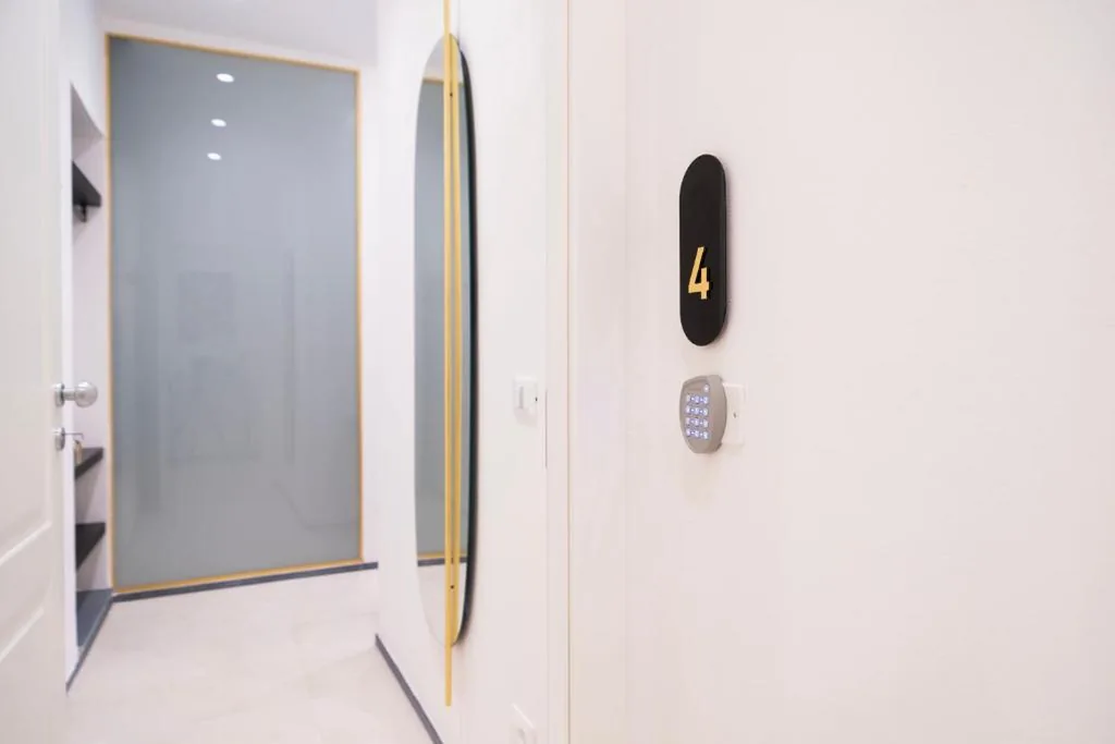 Camera Queen con Vasca Idromassaggio — Affittacamere Saint Bon 15 – 5 Terre Rooms and Suites