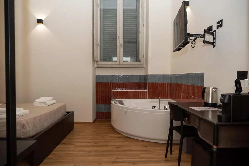 Camera Queen con Vasca Idromassaggio — By Lina in Trastevere