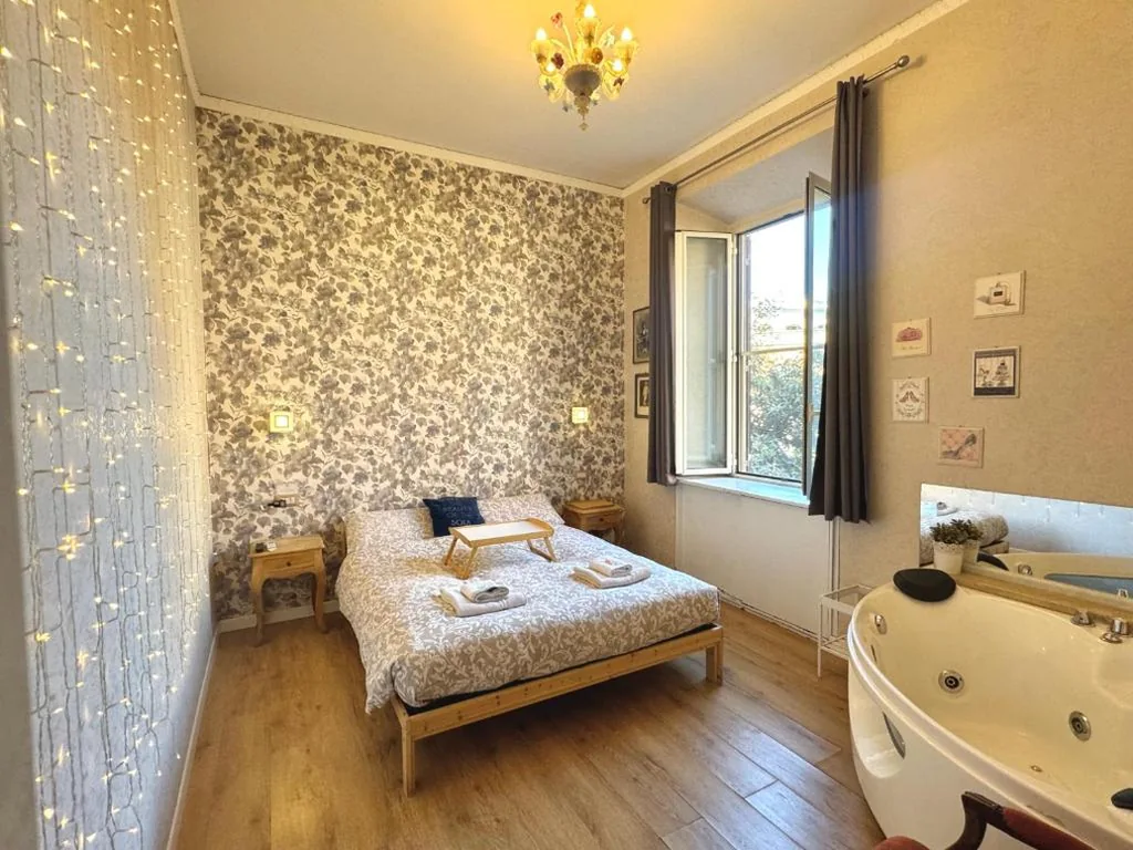 Queen Room with Hot Tub — Casa Lina