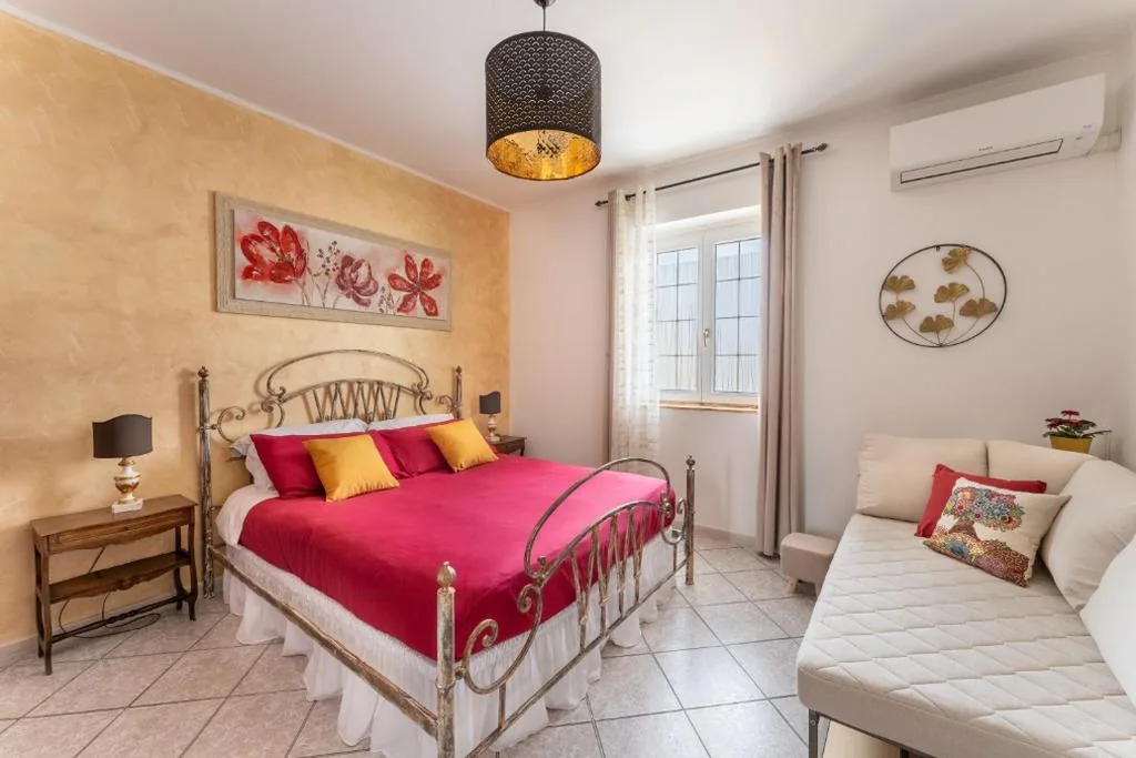Camera Queen con vasca idromassaggio e vista piscina — Miu’ B&B , Ciampino , Villa con Piscina e Parcheggio Privato