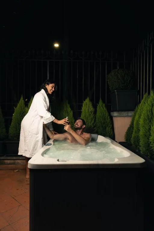 Camera Queen con Vasca Idromassaggio — Giulia Urban Retreat Suites