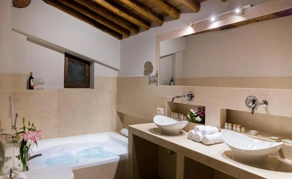 Camera Queen con Vasca Idromassaggio — Grand Master Suites