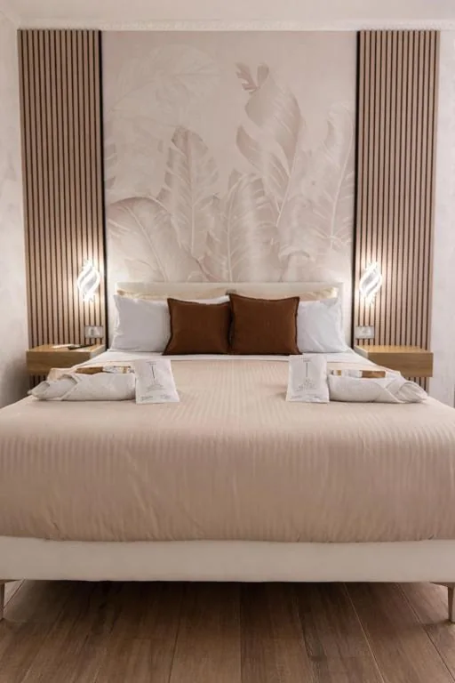 Queen Room with Hot Tub — HeySuite Villa – Luxury House Fiumicino – navetta FCO gratuita