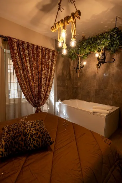 Camera Queen con Vasca Idromassaggio — Jacuzzi Rooms Vatican Museum