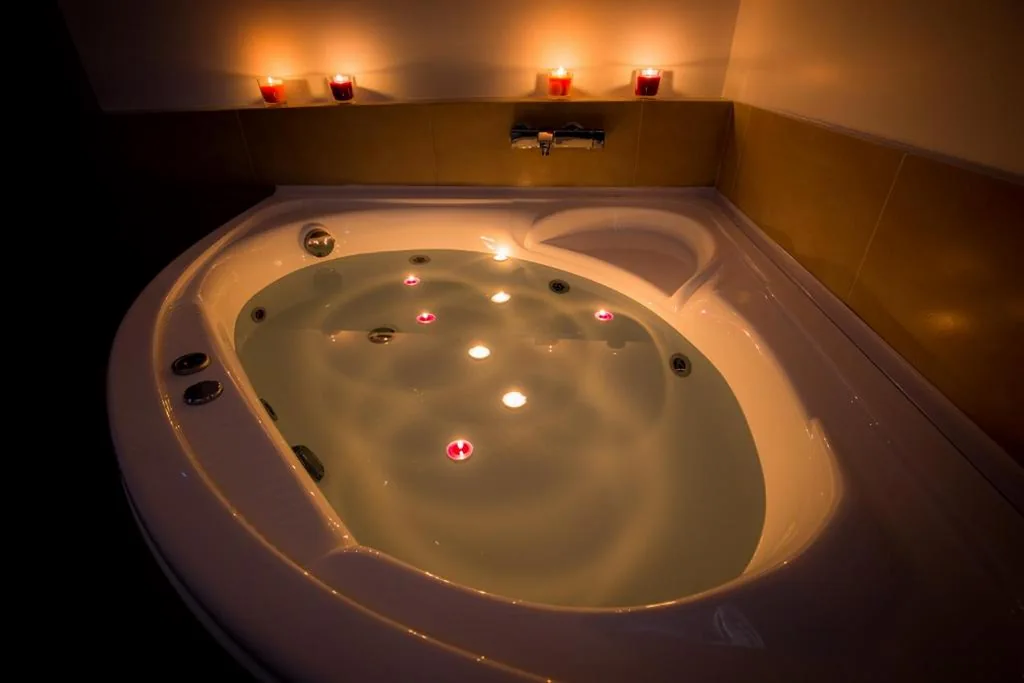Queen Room with Hot Tub — Luxury House Vaticano
