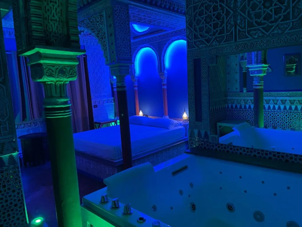 Queen Room with Hot Tub — MagicSuite Guest House Roma Vaticano