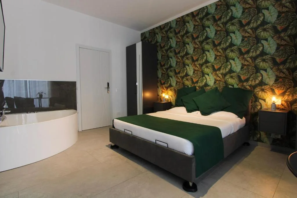Camera Queen con Vasca Idromassaggio — Modern Suites By YOU Rhome in Garbatella