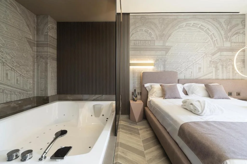 Queen Room with Hot Tub — Tritone Luxury Suites Piazza del Popolo