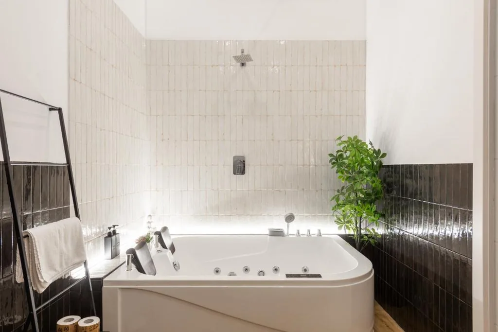 Queen Room with Whirlpool Bath — Ventuno Dei Luxury Suites San Giovanni