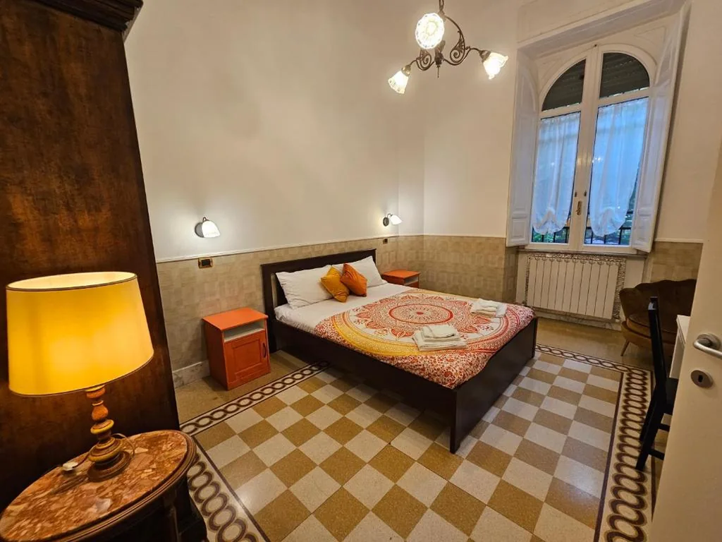 Camera Queen con Vista Giardino — 4rooms In Rome