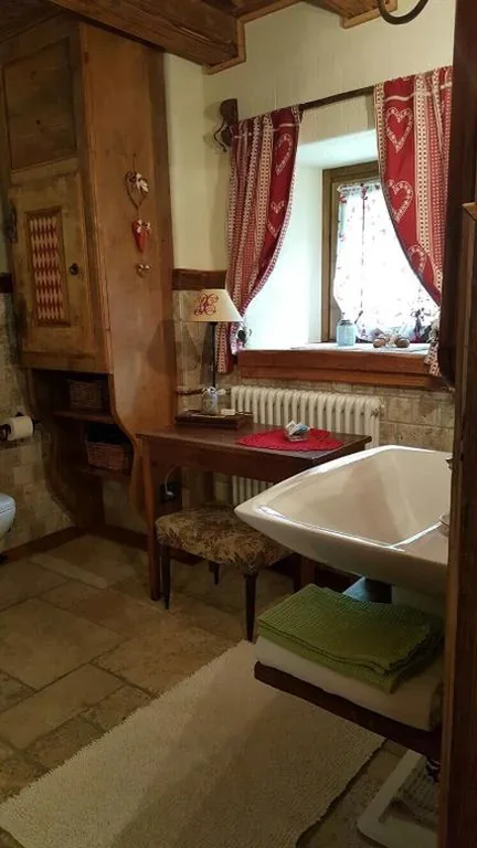 Camera Queen con Vista Giardino — B&B Lo Djoua de Toueno