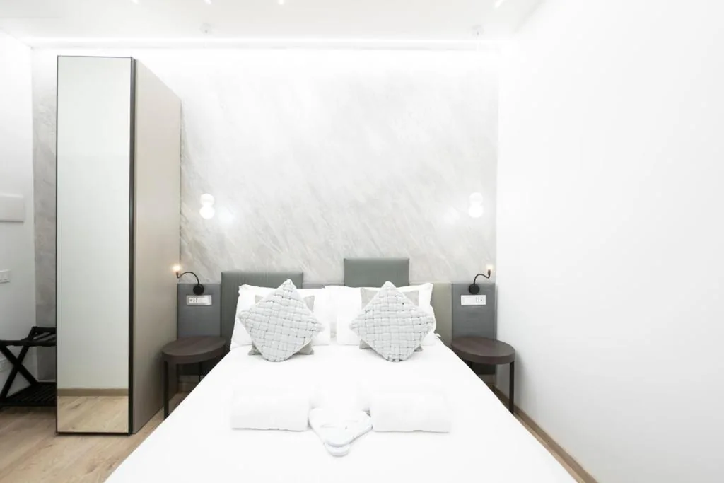 Queen Room with Garden View — Olimpico Luxury Rooms
