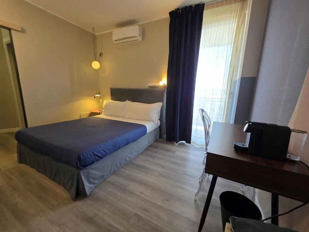 Camera Queen con Vista Mare — Be Your Home – Guest House Seataly
