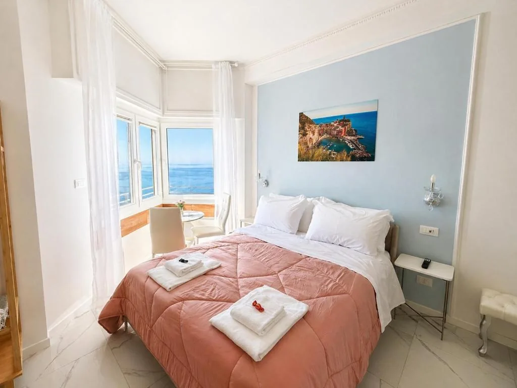 Camera Queen con Vista Mare — Vertigini Suites, Il Rifugio dell Amore per SOLE COPPIE , A 50m dalla Stazione e dalla Via dell Amore con Vista Mare e Intimità Appagante