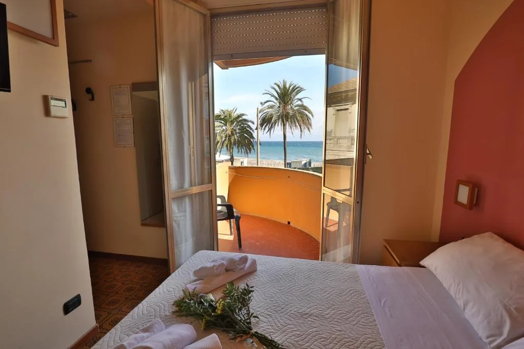 Queen Room with Sea View — XXV APRILE Casa per Ferie