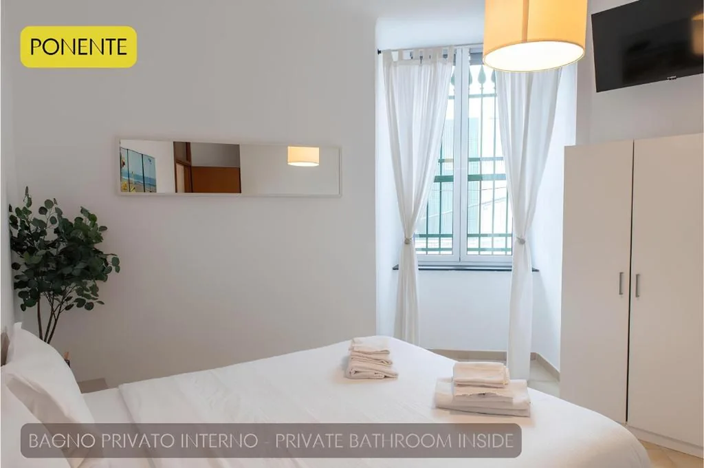 Queen Deluxe Room — Camere Accoglienti Stazione Piazza Principe – 5 min Treni Crociere