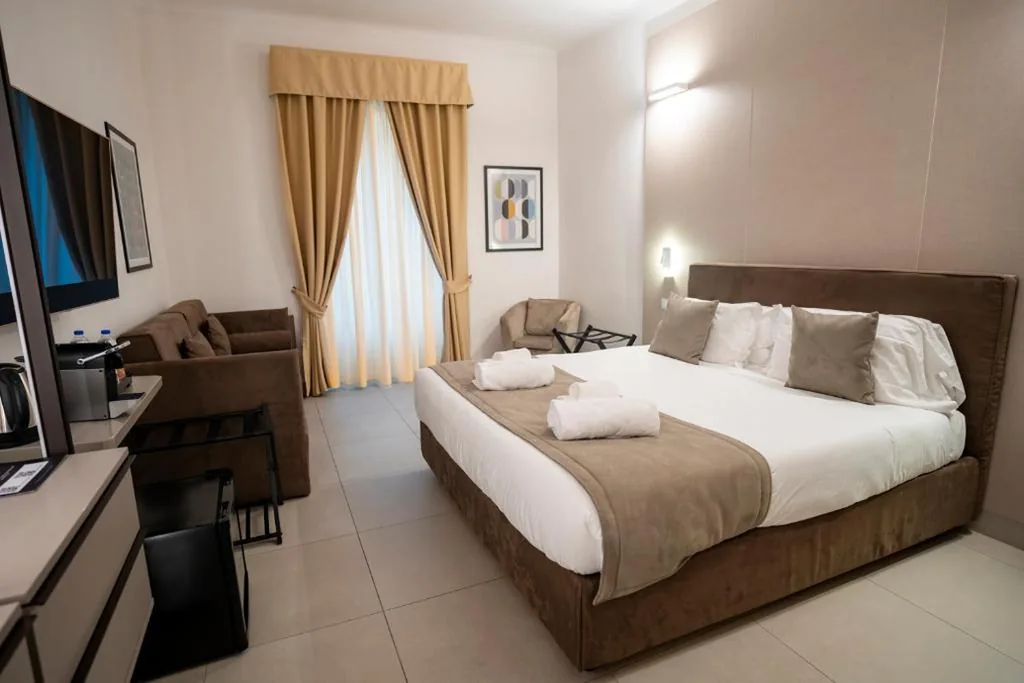 Camera Queen Deluxe — Cicerone’s Luxury Suites
