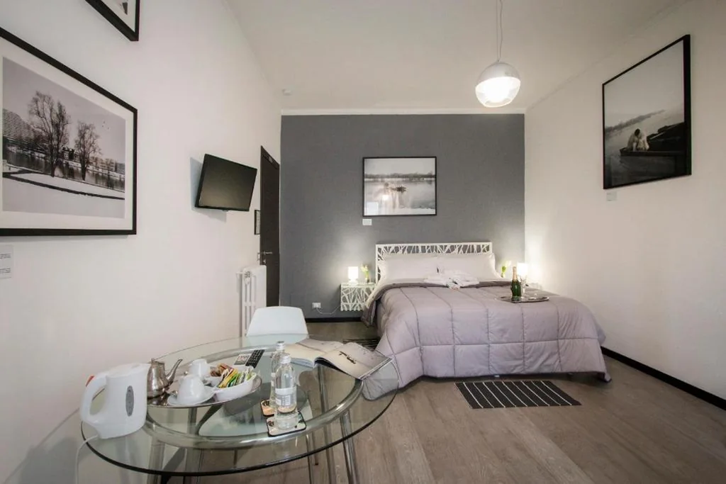 Queen Deluxe Room — City Lights Rome
