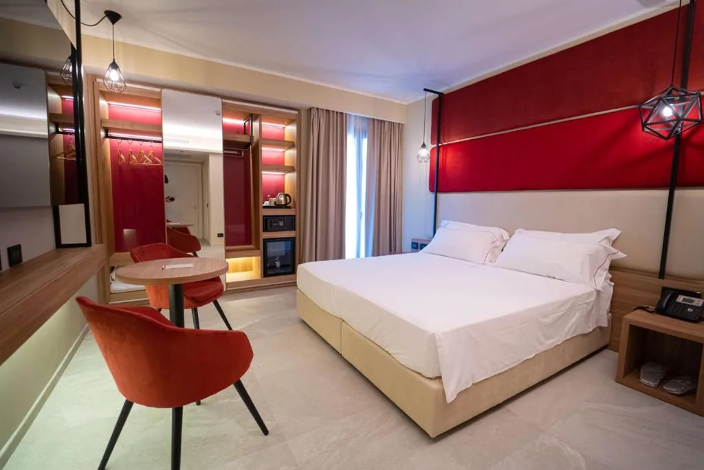 Queen Deluxe Room with Balcony - Non-Smoking — Best Western Plus Sabaudia Hotel
