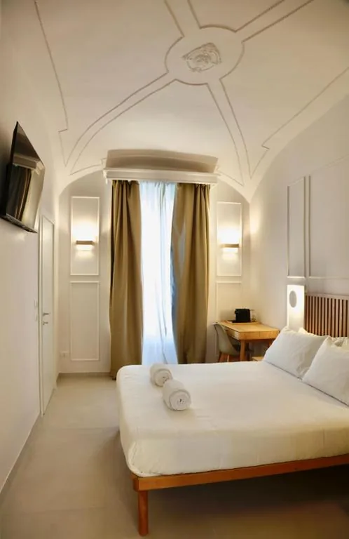 Queen Deluxe Room — Domus Maxima – Rome Suite & Rooms