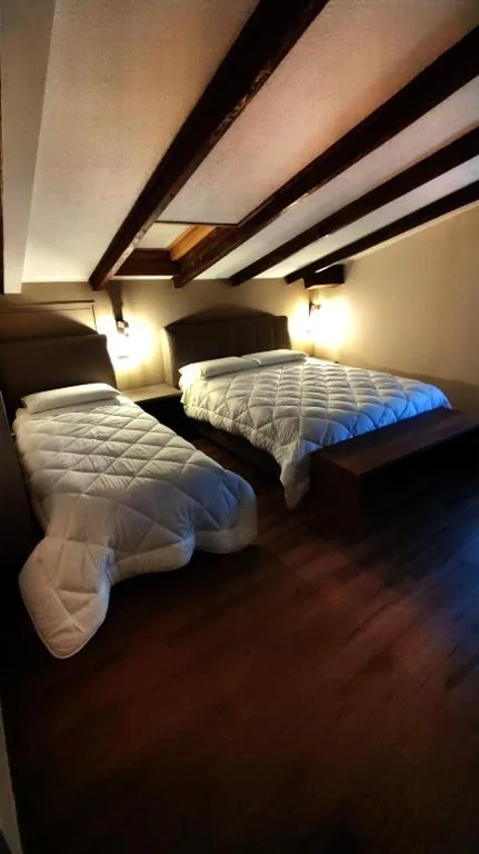 Queen Deluxe Room — Hotel Emiliana