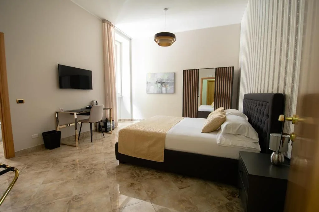 Camera Queen Deluxe — Lifestyle and Suites