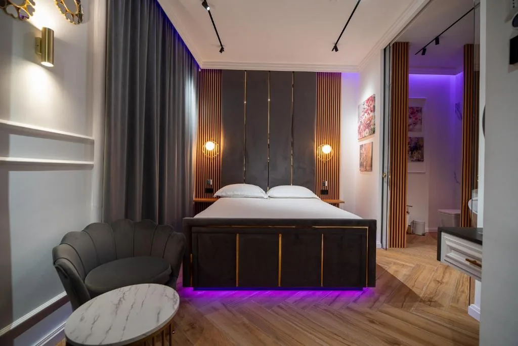 Queen Deluxe Room — Luxury GREEN B&B