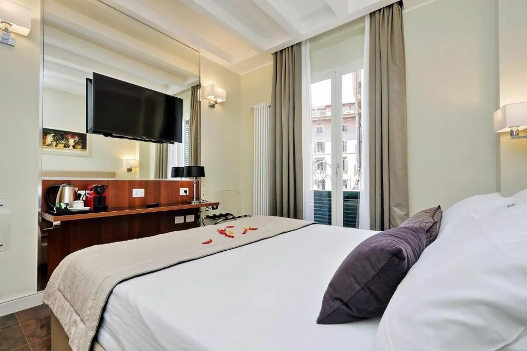 Camera Queen Deluxe — Piazza Venezia Grand Suite