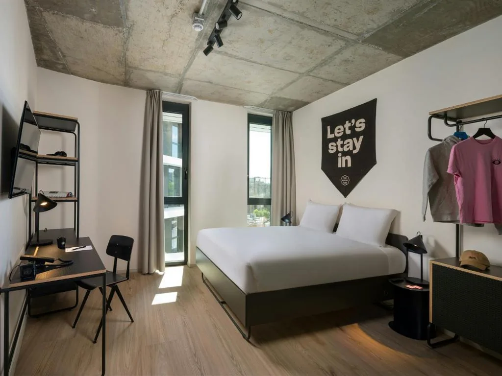 Camera Queen Deluxe — The Social Hub Rome