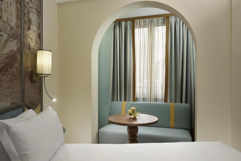 Camera Queen — Grand Hotel Savoia Genova, Curio Collection by Hilton