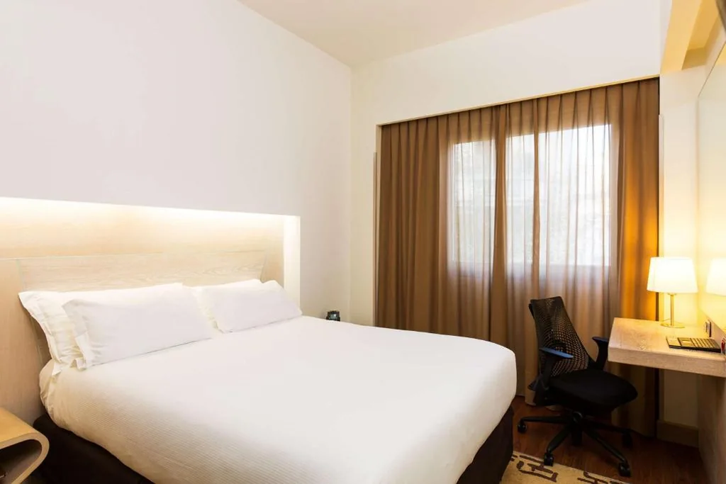 Queen Room — Hilton Garden Inn Rome Claridge