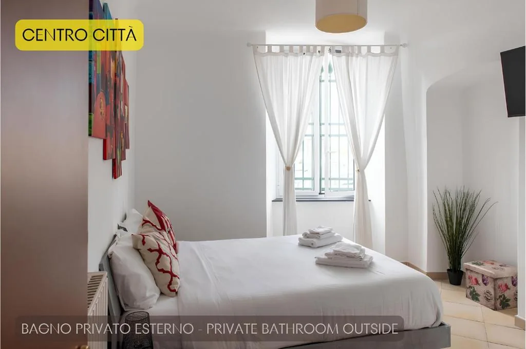 Queen Standard Room — Camere Accoglienti Stazione Piazza Principe – 5 min Treni Crociere